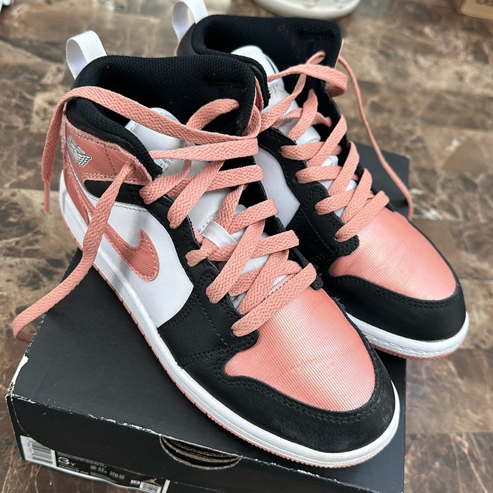 Jordan 1 Mids